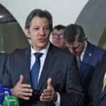 Brasília (DF), 11/02/2025 - Ministro da Fazenda Fernando Haddad, tendo ao lado o presidente do Senado Federal Davi Alcolumbre, o ministro das Relações Institucionais Alexandre Padilha, fala com jornalistas após reunião na residência oficial do Senado. Na reunião, os ministros vão entregar a Alcolumbre a lista dos projetos prioritários do governo federal em tramitação no Congresso e os que ainda serão enviados à Casa. Foto: Antônio Cruz/Agência Brasil