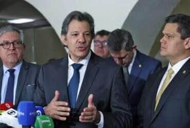 Brasília (DF), 11/02/2025 - Ministro da Fazenda Fernando Haddad, tendo ao lado o presidente do Senado Federal Davi Alcolumbre, o ministro das Relações Institucionais Alexandre Padilha, fala com jornalistas após reunião na residência oficial do Senado. Na reunião, os ministros vão entregar a Alcolumbre a lista dos projetos prioritários do governo federal em tramitação no Congresso e os que ainda serão enviados à Casa. Foto: Antônio Cruz/Agência Brasil