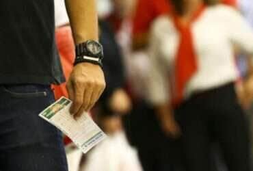 Apostadores fazem fila em casa lotérica. A Caixa Econômica Federal sorteia hoje (08) as seis dezenas do concurso 2.149 da Mega-Sena acumulada, que deve pagar um prêmio de R$ 170 milhões.