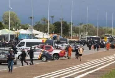Polícia e Exército se concentram na frente do QG do Exército para desmobilização de acampamento de bolsonaristas