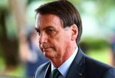 O presidente Jair Bolsonaro chega ao Ministério da Defesa para reunião com o ministro Fernado Azevedo e Silva.