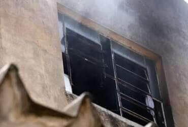 Rio de Janeiro (RJ), 12/02/2025 - Incêndio atinge a fábrica de roupas Maximus Confecções, no bairro de Ramos, na zona norte do Rio de Janeiro. A instalação produz fantasias para o carnaval carioca. Foto: Tânia Rêgo/Agência Brasil