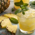Suco de abacaxi com hortelã refrescante e natural.