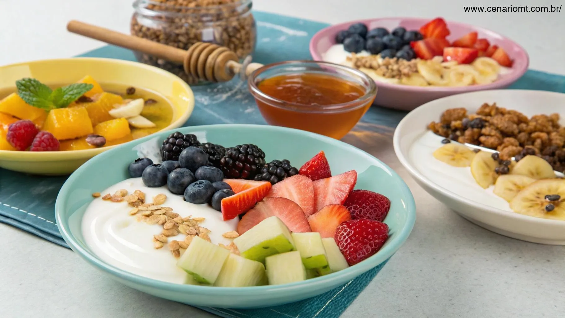 Uma variedade de combinações de salada de frutas exibidas em pratos separados, com diferentes frutas e coberturas como iogurte, granola e mel.