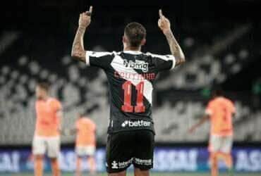 Com show de Coutinho, Vasco faz 3 a 0 e avança na Copa do Brasil