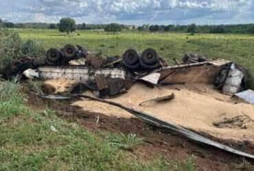 Veículo transportava 40 toneladas de farelo de soja; carga foi derramada na pista