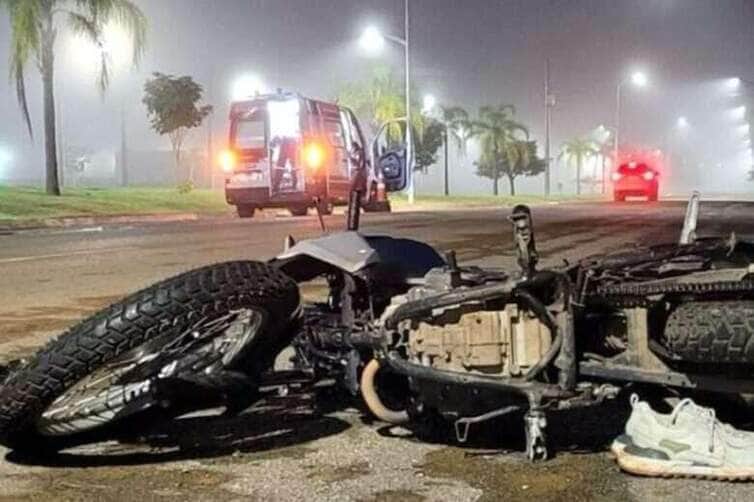 Acidente fatal em Sorriso: Jovem morre após colisão de moto em poste