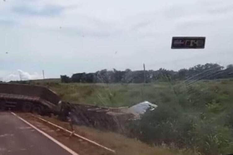 Bancário morre em acidente entre carro e carreta em Mato Grosso