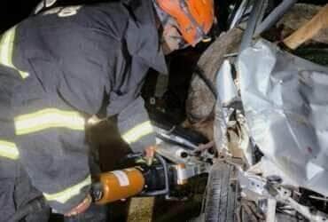 Bombeiros de Mato Grosso retiram corpos de homem e cavalo presos às ferragens após acidente na MT-170