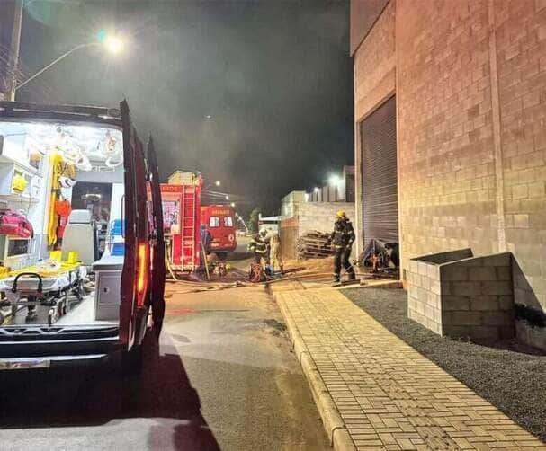 Corpo de Bombeiros combate incendio em industria de moveis em Sorriso 1