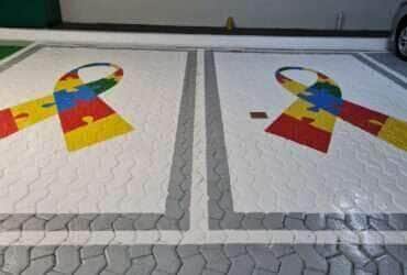 Estacionamento para autista, foto de estacionamento, laço autismo