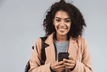 Foto de mulher, imagem de mulher, mulher com celular, mulher com mochila