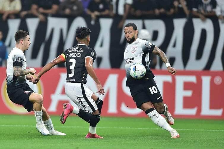 Lance do jogo entre Corinthians x Barcelona. Imagem: Conmebol