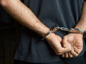 Homem Algemado mãos para traz