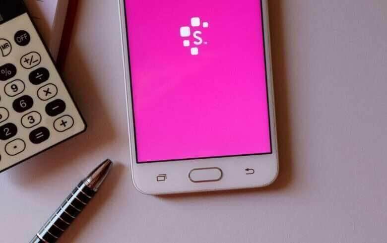 Imagem de celular logo Serasa Serasa