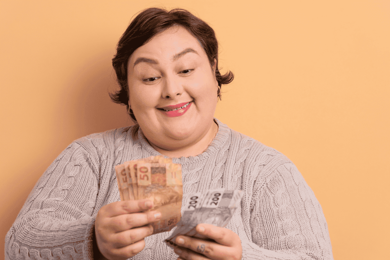 Investir em renda variável: entenda os riscos e oportunidades 82 Imagem de mulher contando dinheiro mulher com dinheiro