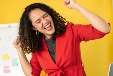 Mulher Feliz Comemorando. - CenárioMT