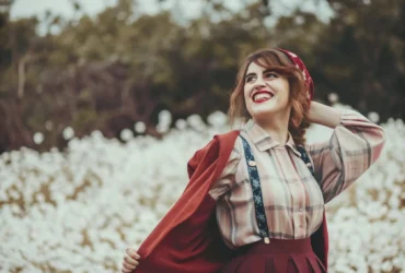 Mulher feliz com muita sorte no dia de hoje
