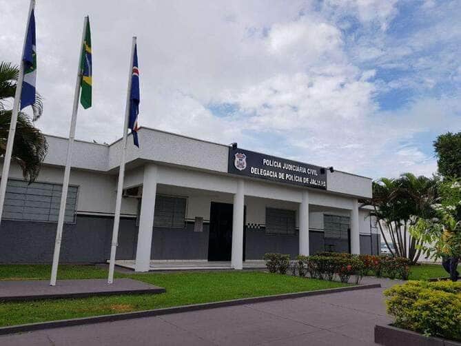 Polícia Civil prende homem por agressão à companheira e ameaça a policiais em Jaciara