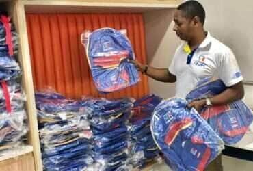 Setasc distribui kits escolares para crianças do Ser Família Criança em Poconé