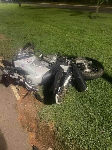 Jovem perdeu o controle da moto na Avenida das Nações e foi socorrido pelo Corpo de Bombeiros 