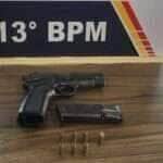 Proprietário do estabelecimento foi flagrado com pistola de uso restrito e munições no escritório da loja 