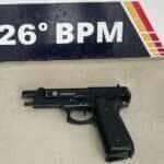 Suspeito transportava pistola falsa sem sinalização obrigatória; motorista não era habilitado.