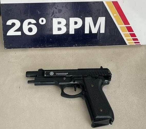 Suspeito transportava pistola falsa sem sinalização obrigatória; motorista não era habilitado.