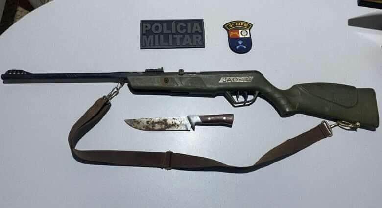Suspeito foi detido com arma artesanal e faca de caça; vítima já possuía medida protetiva contra ele 