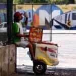 Rio de Janeiro (RJ), 17/02/2024 -Transeuntes se protegem do forte calor nas ruas do centro da cidade. Cidade do Rio de Janeiro atinge nível 4 de calor. Marco é caracterizado por temperaturas que podem chegar a 44ºC  Foto: Tânia Rêgo/Agência Brasil