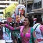 Blocos de rua tradicionais, como Cacique de Ramos e Bafo da Onça, entre outros, desfilam no centro do Rio