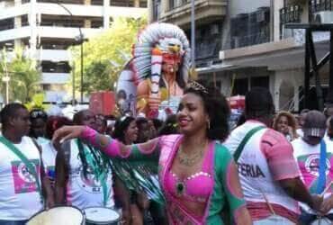 Blocos de rua tradicionais, como Cacique de Ramos e Bafo da Onça, entre outros, desfilam no centro do Rio