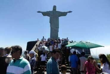 Dedo do Cristo Redentor danificado por raio começa a ser restaurado a partir de hoje (21). O dedo médio da mão direita do Cristo Redentor foi atingido por raio na noite do dia 16.