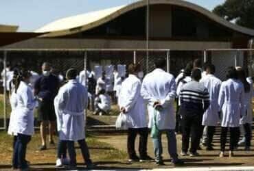 Médicos chegam ao local de prova para a segunda etapa do Exame Nacional de Revalidação de Diplomas Médicos Expedidos por Instituição de Educação Superior Estrangeira (Revalida) 2020, em Brasília.