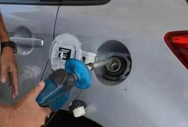 Greve de caminhoneiros provoca fila para abastecimento de combustível em posto de gasolina no Rio de Janeiro.