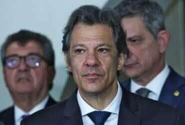 Brasília (DF), 11/02/2025 - Ministro da Fazenda Fernando Haddad, fala com jornalistas após reunião na residência oficial do Senado. Na reunião, os ministros vão entregar a Alcolumbre a lista dos projetos prioritários do governo federal em tramitação no Congresso e os que ainda serão enviados à Casa. Foto: Antônio Cruz/Agência Brasil
