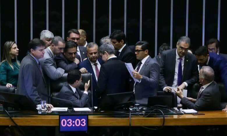 Brasília (DF) 18/12/2024  O Congresso Nacional realiza sessão semipresencial para votar o projeto da Lei de Diretrizes Orçamentárias (LDO) de 2025. (Senadores e Deputados da oposição e do governo negociam antes da votação da LDO). Foto Lula Marques/ Agência Brasil