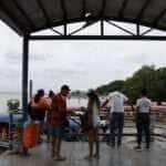 Belém (PA) 15/12/2024 – A Ilha do Combú, banhada pelo Rio Guamá, é uma Área de Proteção Ambiental (APA) e destino turístico amazônico na região insular de Belém, habitada por comunidades tradicionais que vivem de pesca, artesanato, turismo e produção de açaí. É acessada através de barcos que partem com passageiros do Terminal Hidroviário Ruy Barata. Foto: Fernando Frazão/Agência Brasil