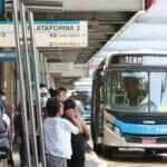Movimento de usuários do transporte público no terminal de ônibus do Grajaú.