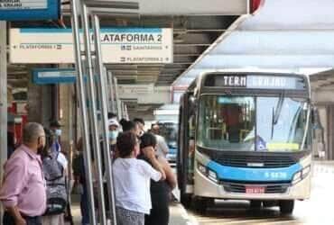 Movimento de usuários do transporte público no terminal de ônibus do Grajaú.