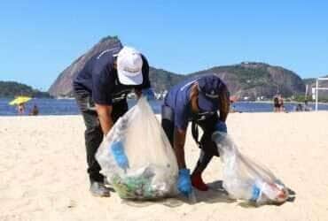 Rio de Janeiro (RJ), 22/03/2025 – No Dia Mundial da Água, o Clean Up Bay une voluntários para limpeza da praia do Flamengo, na zona sul do Rio de Janeiro. Foto: Tomaz Silva/Agência Brasil