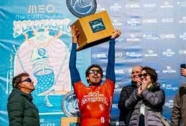 Portugal - 23/03/2025 - Yago Dora derrota Italo Ferreira e fatura etapa de Peniche na WSL.
Final brasileira foi disputada até o fim; ambos os surfistas estão no top 5 da temporada. Foto/ Divulgação/WSL Brasil