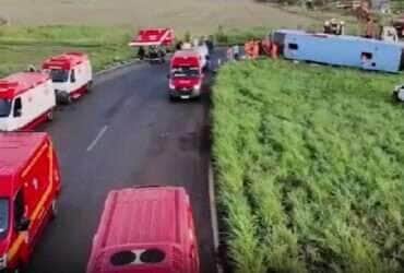 Ônibus tomba no Triângulo Mineiro e deixa 11 mortos e 36 feridos na MG-223