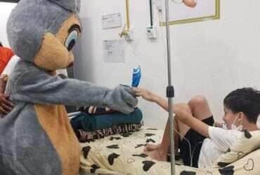 Ala pediatrica do Pronto Socorro Municipal de Varzea Grande recebe visita especial do Coelhinho da Pascoa