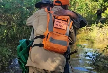 Bombeiros resgatam dois homens após quatro dias perdidos no Pantanal de Mato Grosso