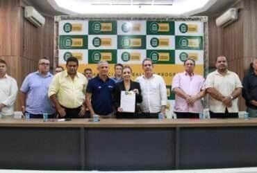 Flávia e Tião assinam projeto de lei que concede recomposição aos profissionais da educação de Várzea Grande