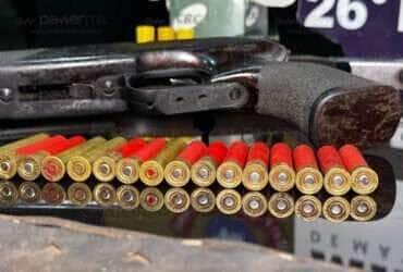 Pai embriagado agride filha, ameaça genro com facão e é preso com armas em Nova Mutum