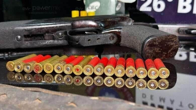 Pai embriagado agride filha, ameaça genro com facão e é preso com armas em Nova Mutum