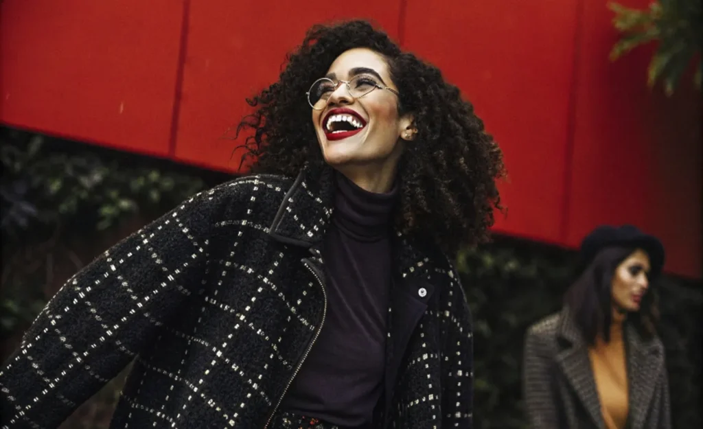 5 signos que não vão se arrepender de suas atitudes hoje (24/06) 82 Mulher sorridente, feliz, alegre