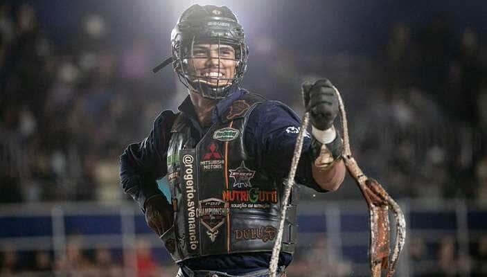 Peao de rodeio de Mato Grosso fratura clavicula em competicao em Brasilia